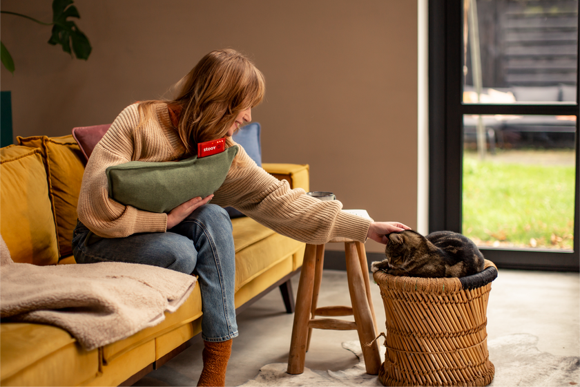 stoov op de bank met vrouw en kat