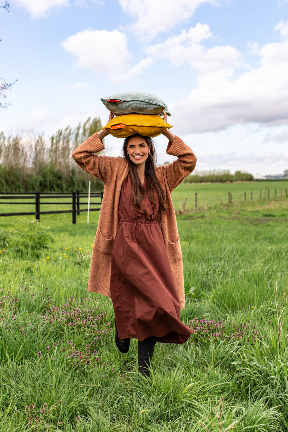 stoov warmtekussens voor buiten - in het gras met kussens