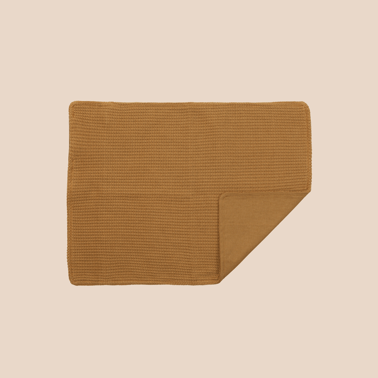 Kussenhoes 45x60 Knitted Camel Brown met achtergrond