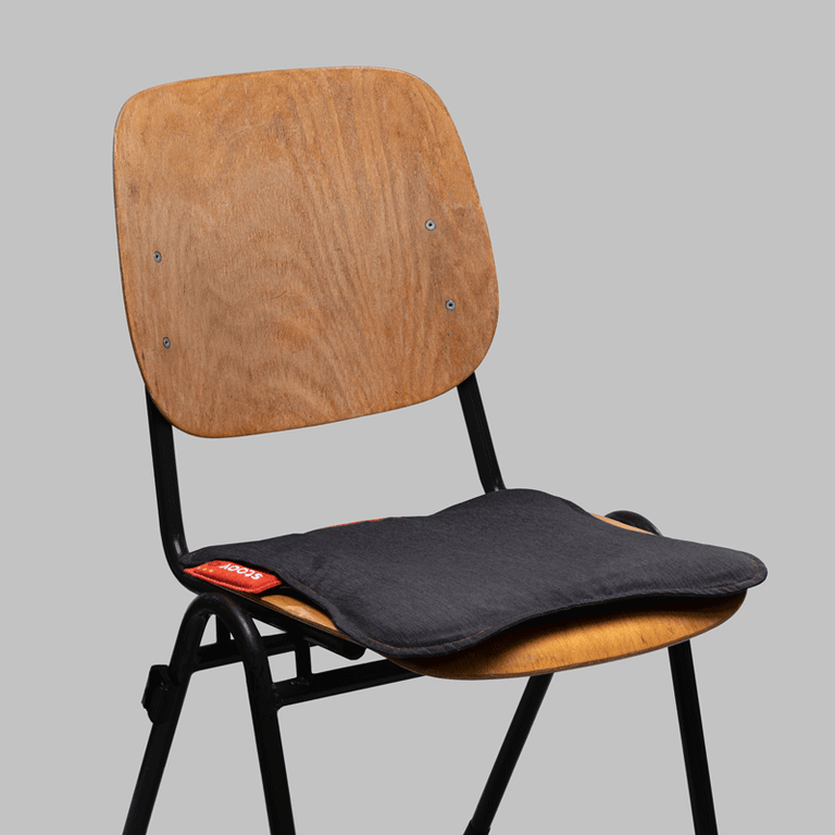 Warmtepad Pro 42x42 Outdoor Grey stoel zitvlak met achtergrond